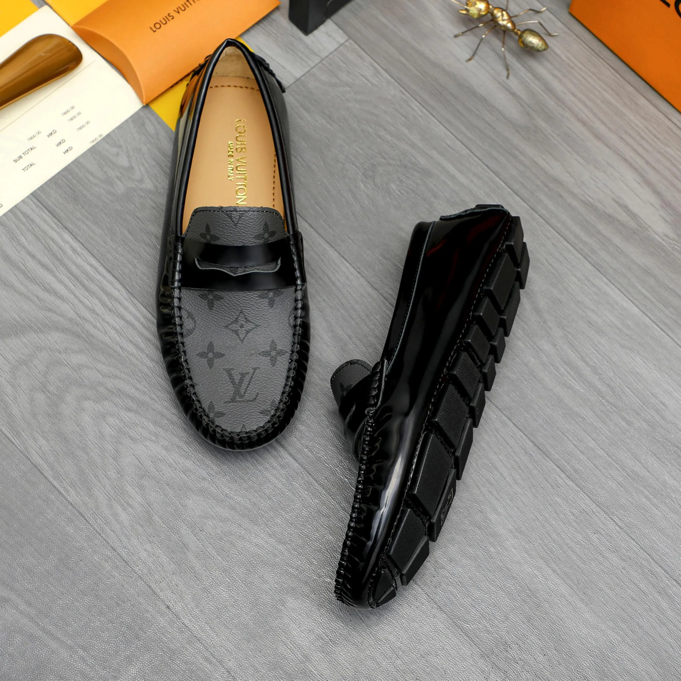 Men's shoes 💰p420 Product trademark: LV "Louis Vuitton" casual slip-on men's shoes Regular size: 38-44 Product materials: Selected classic print splicing patent leather upper, sheepskin lining, original rubber outsole